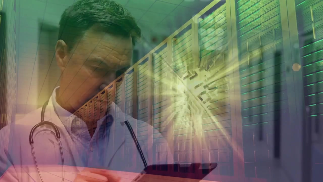 Tocco sul tablet che avvia una sovrapposizione di server a raffica, medico che inclina il tablet concentrandosi sulla revisione dei dati sanitari.
