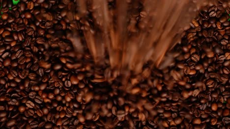 fondo de café en pantalla verde.hq vídeo de transición de café. concepto de café en caída. vista superior de granos de café recién tostados