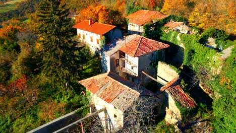 Un-Vídeo-Aéreo-De-Un-Dron-En-4k-Revela-La-Inquietante-Belleza-De-Slapnik,-Un-Pueblo-Abandonado-En-Brda,-Eslovenia