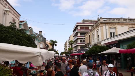 escena de mercado abarrotada con una vibrante actividad callejera