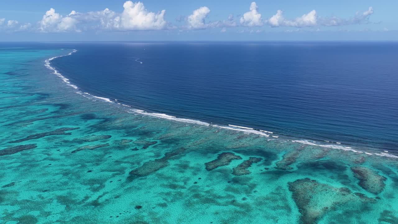 Barriera corallina a Providenciales nel territorio d'oltremare delle isole Turks e Caicos. Paesaggio sulla spiaggia. Sfumature di acquerello blu. Meta di viaggio. Barriera corallina a Providenciales nel paesaggio marino naturale.