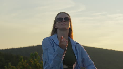 mujer joven invitante, modelo de moda, estados de ánimo