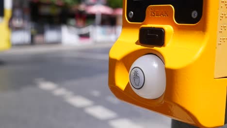 primer plano de un botón de cruce para peatones