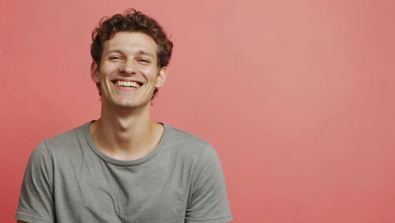 Giovane uomo che sorride esprimendo felicità e gioia