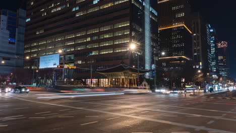 Timelapse-Del-Tráfico-De-La-Ciudad-Nocturna-En-El-Cruce-De-Las-Carreteras-Sejong-daero-Y-Jong-ro-Por-La-Estación-De-Gwanghwamun-En-Seúl,-Corea-Del-Sur---Alejar-El-Movimiento