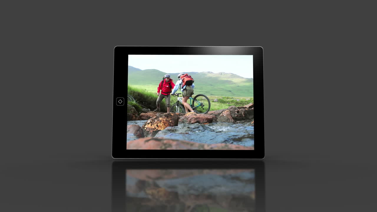 pantallas de dispositivos multimedia que muestran aventuras al aire libre