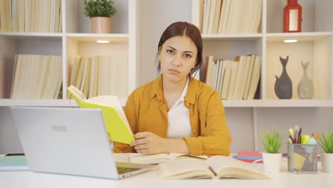 libros y una estudiante infeliz.