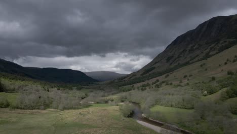 Imágenes-Aéreas-De-Drones-De-4k-De-Campos-De-Espacio-Abierto-De-Las-Tierras-Altas-Escocesas-Y-Montañas-Con-Cielo-Tormentoso