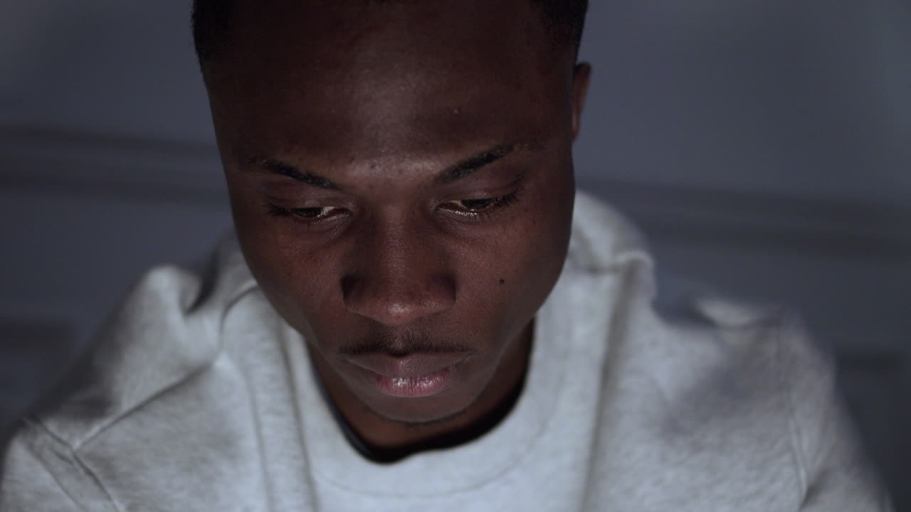 primer plano de un joven en la cama