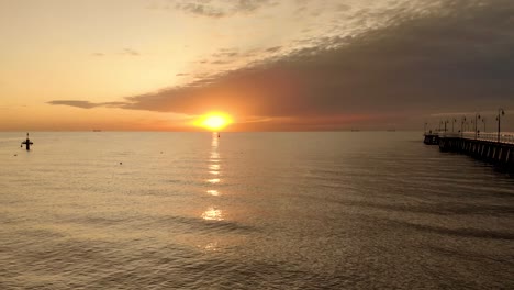 Hermoso-Amanecer-En-El-Lado-Del-Mar