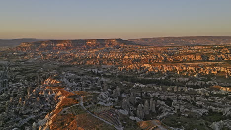 Göreme-Türkei-Luftbild-V27-Landschaft-Mit-Spektakulärer-Felsformation-Verursacht-Durch-Vulkanausbruch,-Einzigartige-Landform-Von-Mesa-Berg,-Feenkamin-Und-Plateau-Bei-Sonnenuntergang---Aufgenommen-Mit-Mavic-3-Cine---Juli-2022