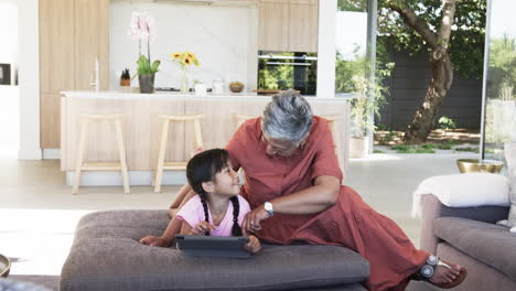 Abuela-Birracial-Y-Su-Nieta-Comparten-Un-Momento-En-Una-Sala-De-Estar-Moderna