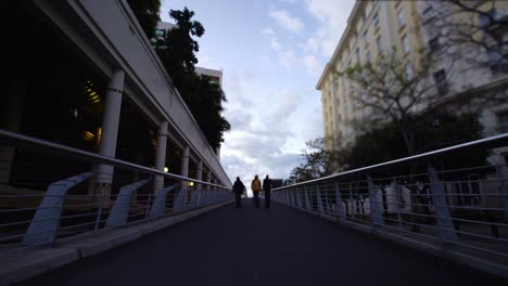 peatón caminando por un puente peatonal