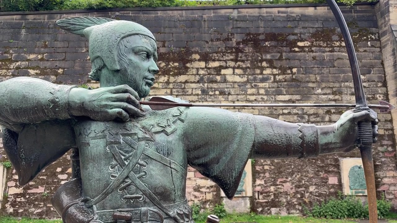 Vista della statua di Robin Hood su Castle Road, vicino al Castello di Nottingham, a Nottingham, Inghilterra, che mostra uno dei monumenti più iconici della città.