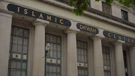 Establishing-shot-of-the-Islamic-Da'wah-Center-in-downtown-Houston