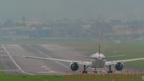 despegue de un avión de pasajeros