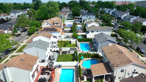 Vuelo-Lento-A-Vista-De-Pájaro-Sobre-Un-Barrio-De-Lujo-En-Estados-Unidos-Con-Piscinas-Privadas---Staten-Island,-Nueva-York