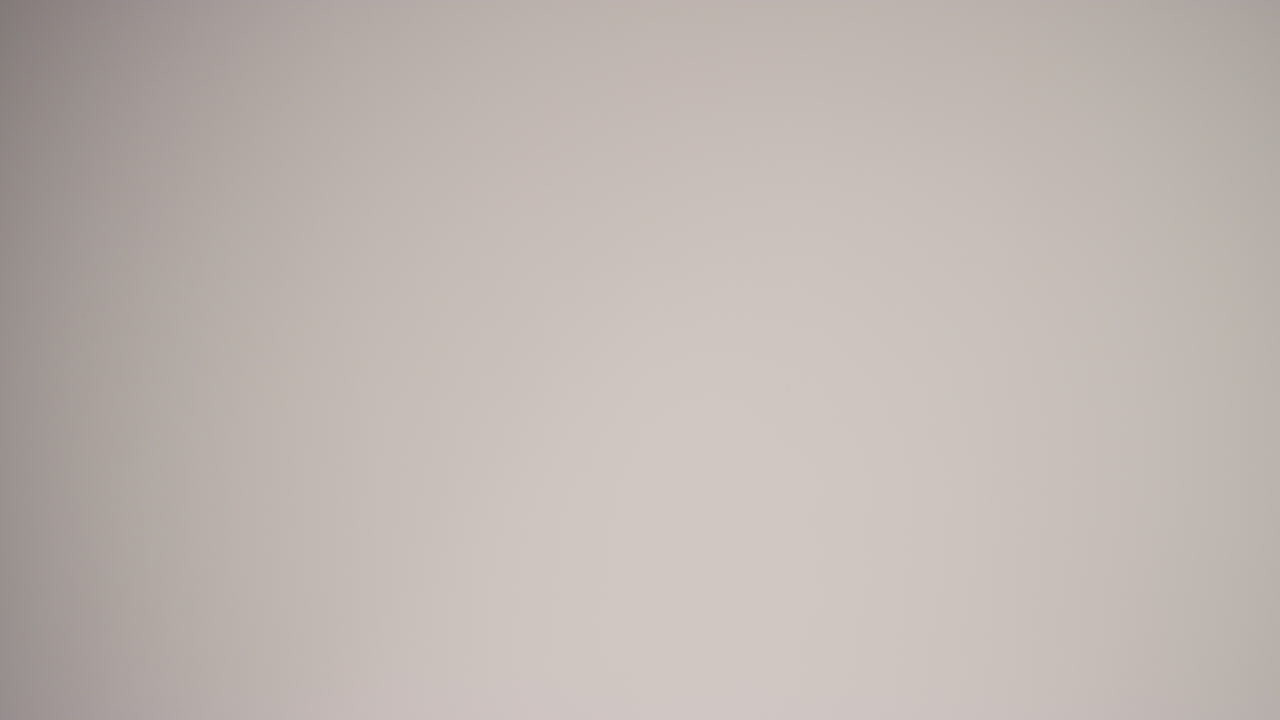 primer plano de una mujer influyente en las redes sociales produciendo contenido generado por el usuario sosteniendo un bolso de moda naranja 2