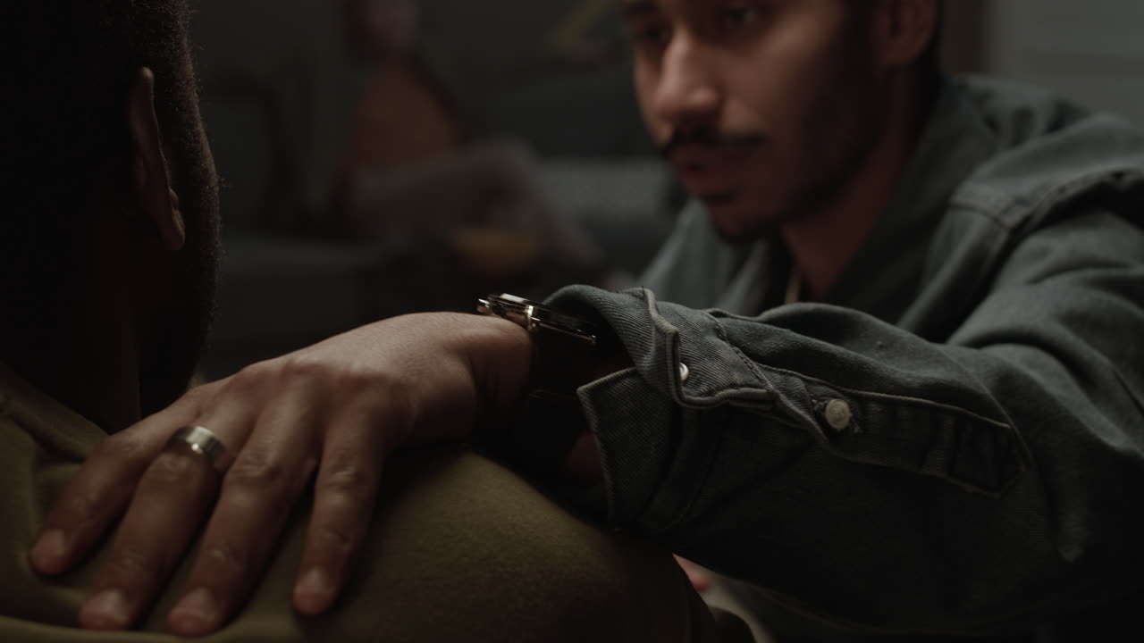 집에서 얘기하는 남자들