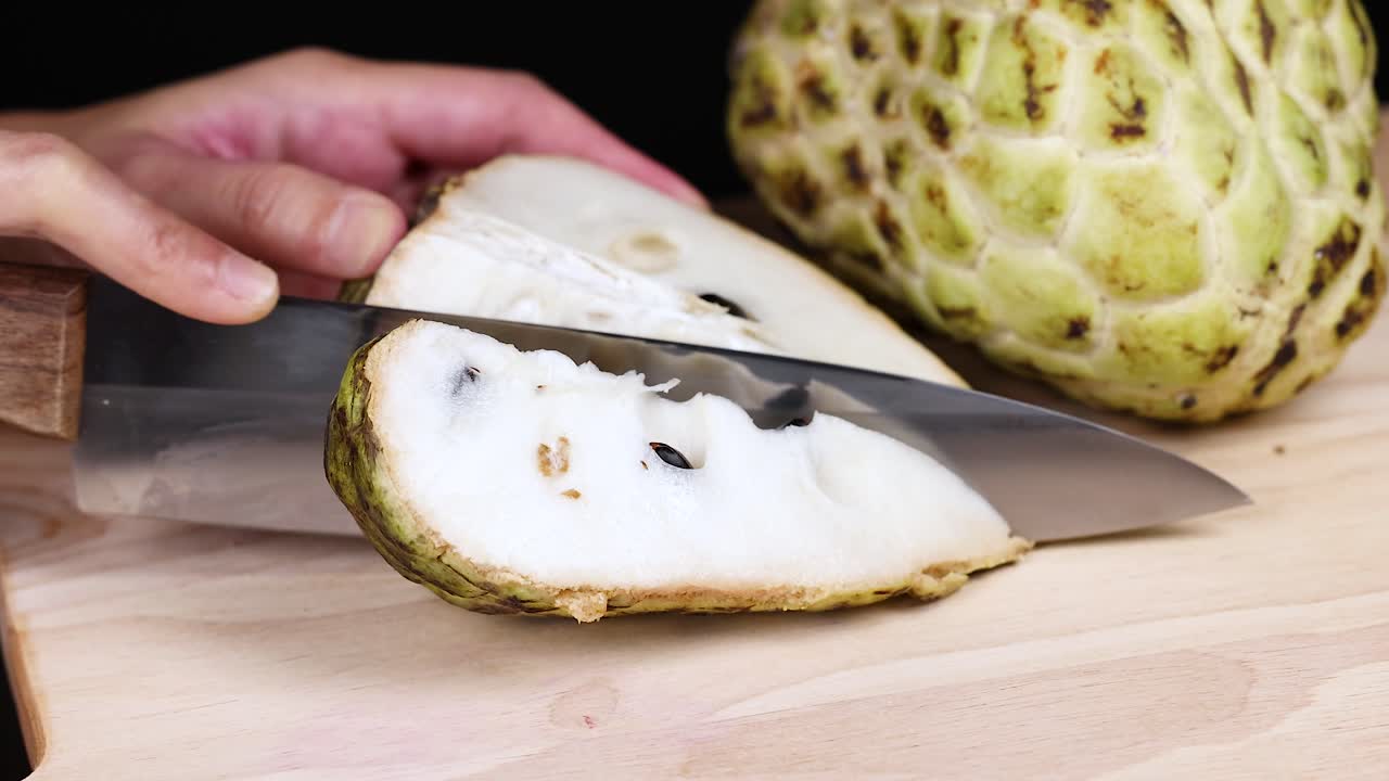 cortando y revelando el interior de la manzana de crema