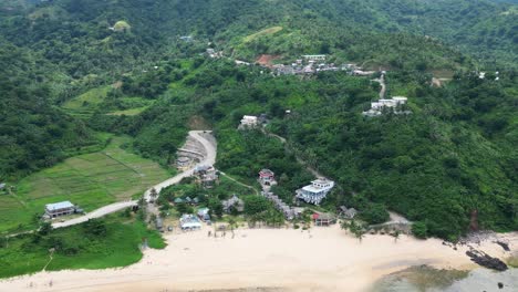 Puraran-Baras-Con-Exuberante-Vegetación-Y-Una-Playa-De-Arena,-Vista-Aérea