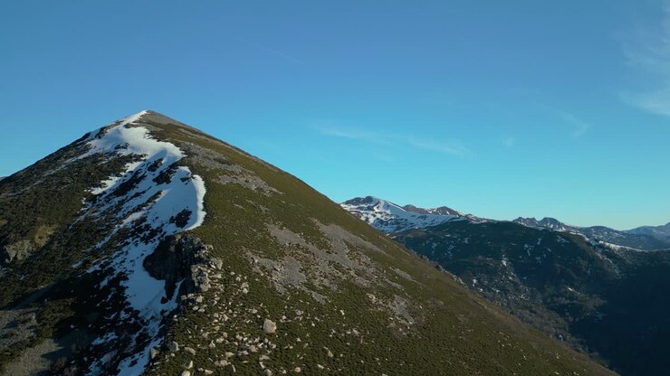 Bjerge omkring landsbyen Piornedo i Lugo, Galicien, Spanien - Droneoptagelse fra luften.