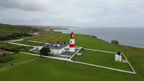 drone-foto van de vuurtoren en de kustlijn van het noordoosten van engeland