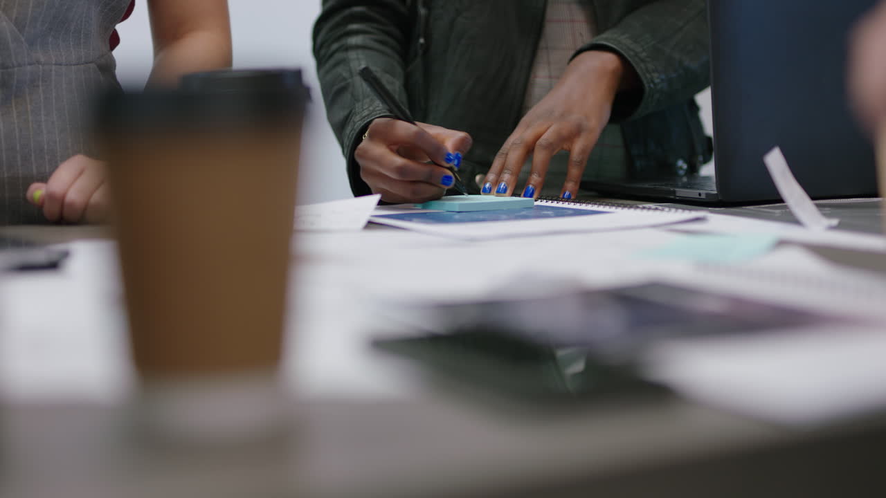 manos cerradas jóvenes ingenieros desarrollando prototipos de bicicletas usando esquemas de planos haciendo lluvia de ideas sobre el desarrollo futuro colaborando compartiendo ideas creativas en la oficina de moda