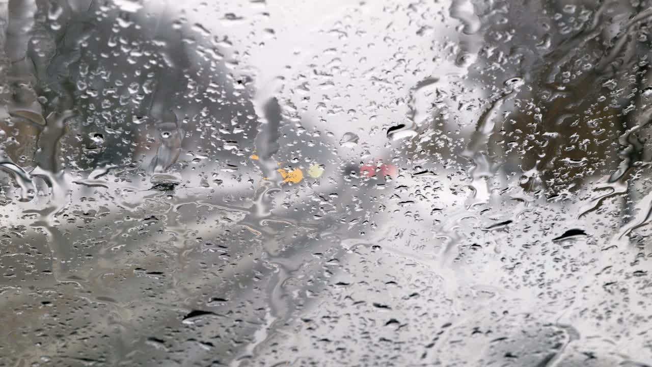 비가 오는 날 에 바람창 에 방울 이 떨어집니다.