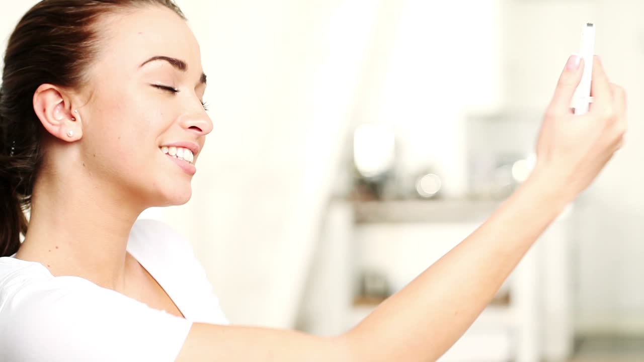 chica linda que se está fotografiando a sí misma