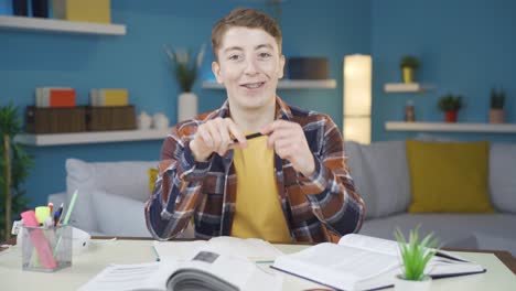 el estudiante haciendo la tarea hace gestos lindos para la cámara.