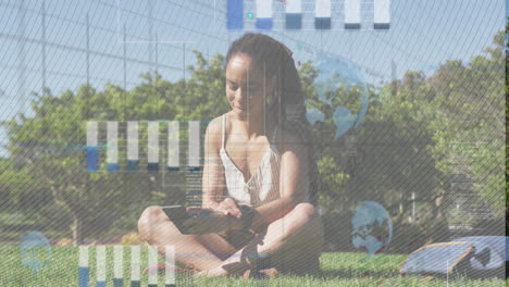 animación del procesamiento de datos del mercado de valores sobre una mujer biracial usando un reloj inteligente sentada en el jardín