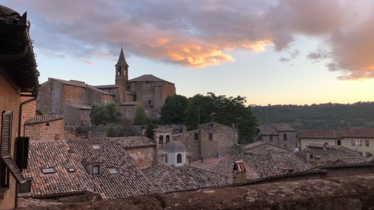tejados al atardecer en orvieto, casco antiguo de italia al atardecer