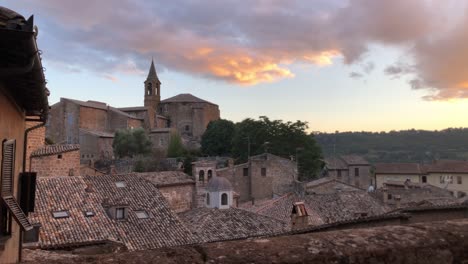 Tejados-Al-Atardecer-En-Orvieto,-Casco-Antiguo-De-Italia-Al-Atardecer