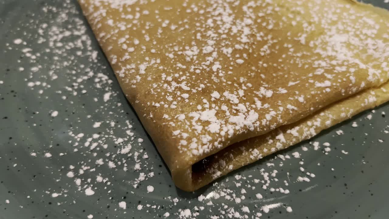 panqueque de dulce de leche con azúcar en polvo.