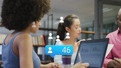 animación del procesamiento de datos de las redes sociales sobre diversas personas de negocios en la oficina