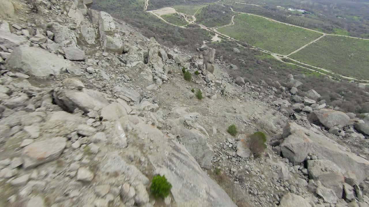 paisaje montañoso con pendiente rocosa