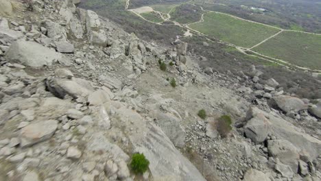 paisaje montañoso con pendiente rocosa