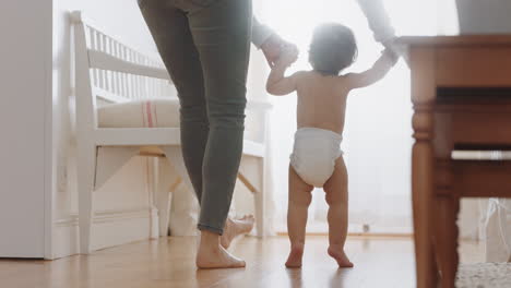 El-Bebé-Aprende-A-Caminar.-El-Niño-Pequeño-Da-Los-Primeros-Pasos-Con-La-Madre-Ayudando-Al-Bebé-A-Enseñarle-Al-Niño-En-Casa.