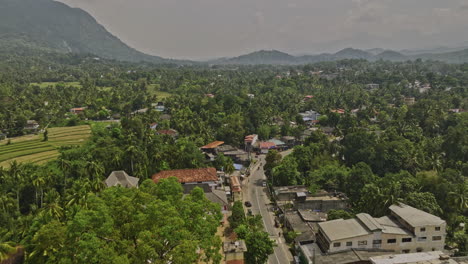 Vuelo-Aéreo-Con-Drones-V1-De-Matale-Sri-Lanka-A-Lo-Largo-De-La-Carretera-De-Nagolla-Que-Captura-El-Paisaje-Urbano-De-Los-Suburbios-De-Hulangamuwa,-Paisajes-De-Exuberantes-Tierras-De-Cultivo-Y-Casas-Residenciales---Filmado-Con-Cine-Mavic-3---Abril-De-2023