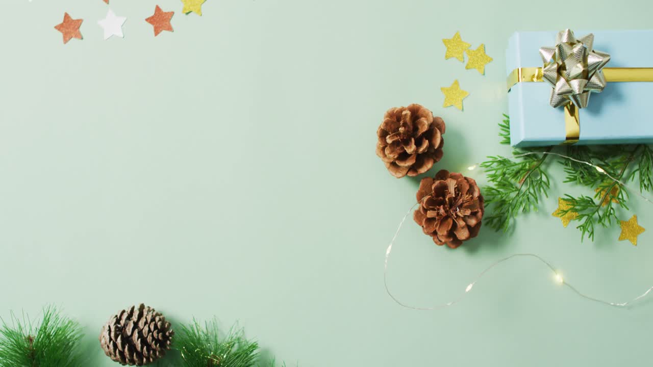video de decoraciones de navidad con conos de pino sobre fondo blanco