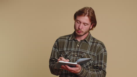 periodista pensativo hombre haciendo notas, escribiendo pensamientos con pluma en bloc de notas diario de cuaderno