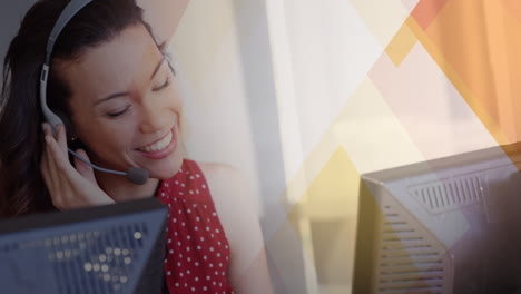 animación de formas sobre una mujer de negocios biracial sonriente usando auriculares de teléfono