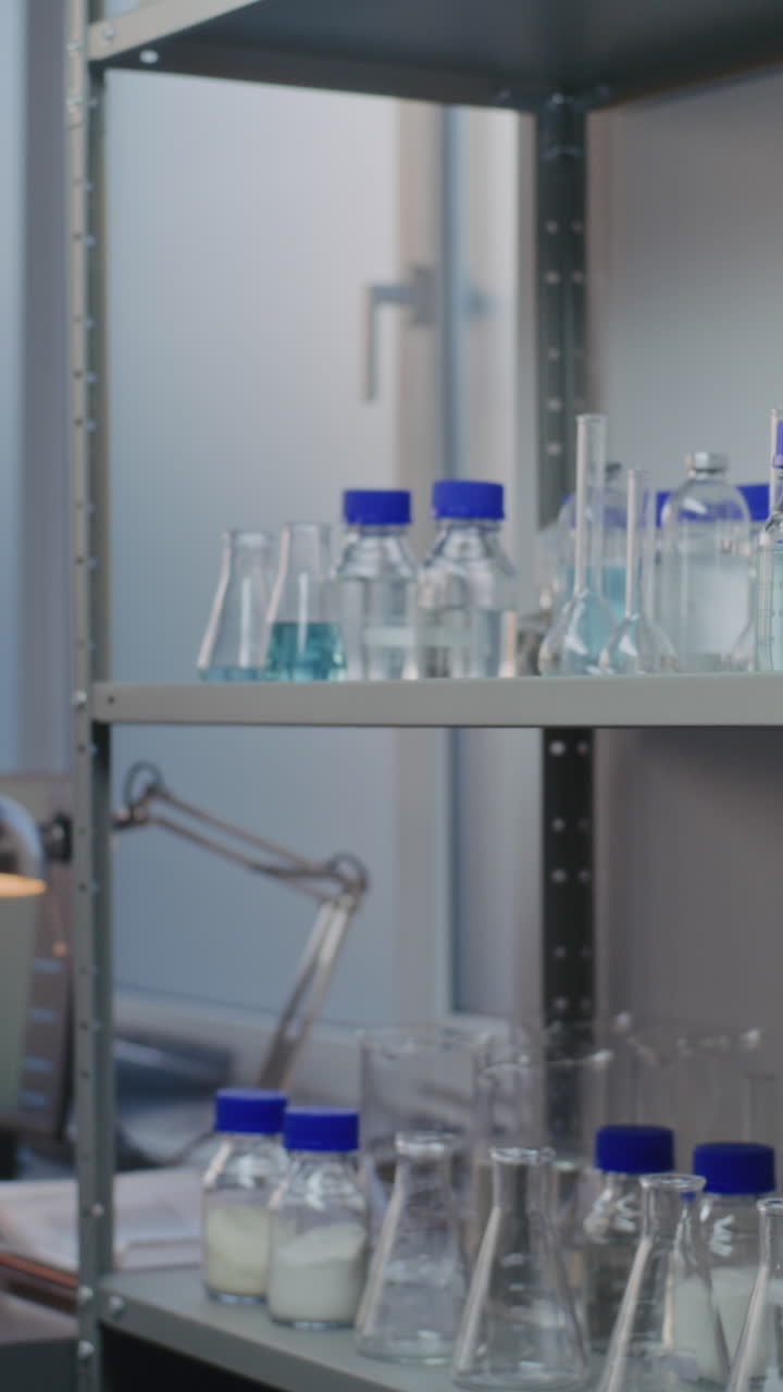 estantería de laboratorio con utensilios de vidrio