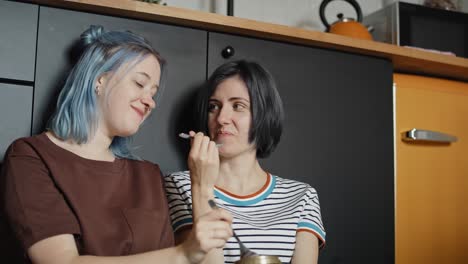 vídeo de mulheres a comer gelado na cozinha.