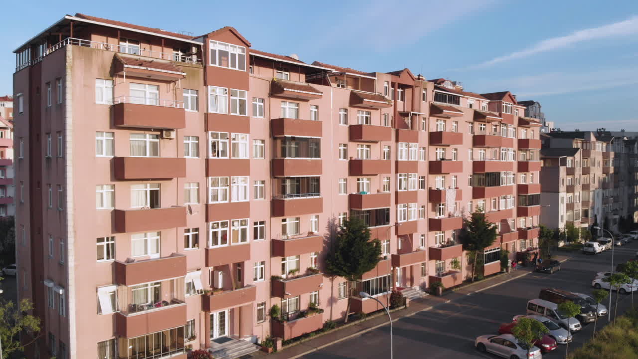 tres edificios residenciales con diseño y color estándar en un distrito residencial del área de estambul