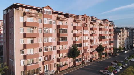 tres edificios residenciales con diseño y color estándar en un distrito residencial del área de estambul