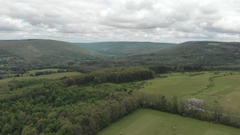 Drone-Aéreo-Disparó-Un-Valle-En-La-Región-Central-De-Finger-Lakes,-Nueva-York