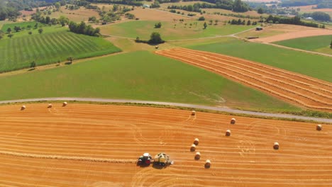 Tractor-Cosechando-Campos-De-Cebada-Madura-Dorada