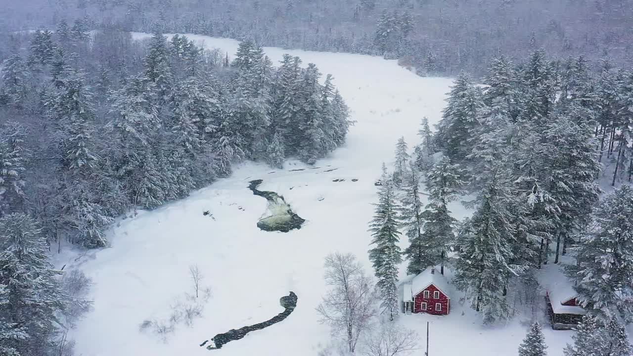 눈보라 슬로우 모션 동안 폭포 옆에 있는 레드 캠프를 지나는 공중 슬라이드